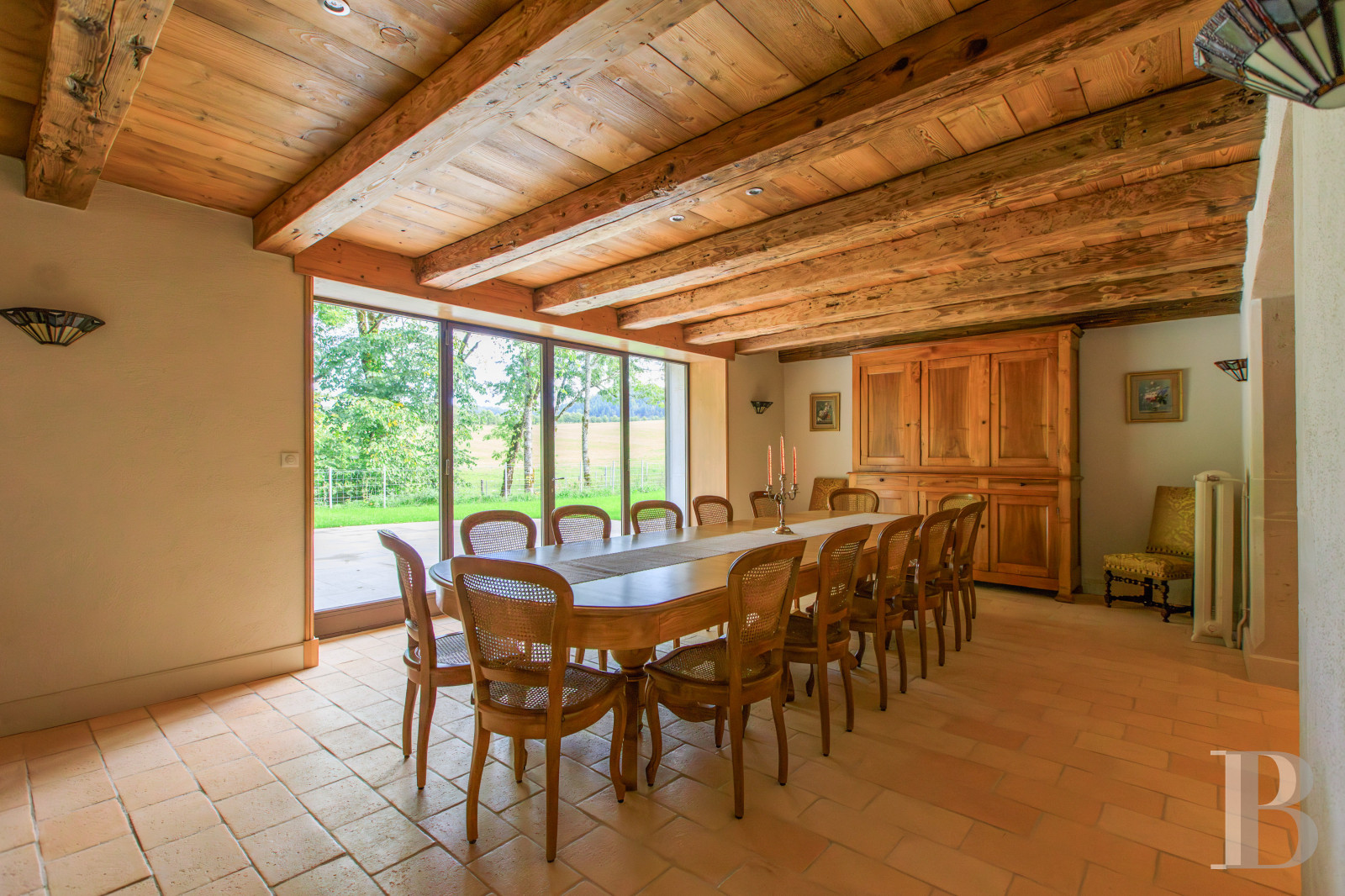Dans le Haut-Bugey, à mi-chemin entre Lyon et Genève, une ferme abbatiale du 17e siècle transformée en une vaste et confortable demeure.  - photo  n°8